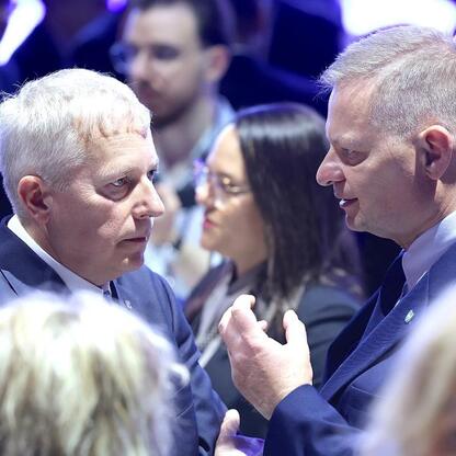 Członkowie zarządu i marszałek podczas Europejskiego Ekonomicznego Kongresu w Katowicach. (wygenerowano przez AI)