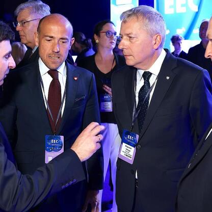 Wojciech Saługa, Marszałek Województwa Śląskiego, uczestniczy w Europejskim Ekonomicznym Kongresie w Katowicach. (wygenerowano przez AI)