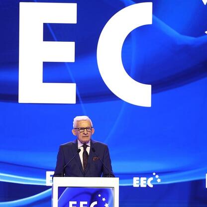 Mężczyzna przemawia na podium podczas Europejskiego Kongresu Gospodarczego w Katowicach. (wygenerowano przez AI)