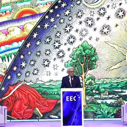 Podczas Europejskiego Kongresu Gospodarczego w Katowicach, na podium występuje marszałek Województwa Śląskiego Wojciech Saługa, który omawia transformację gospodarczą województwa. (wygenerowano przez AI)
