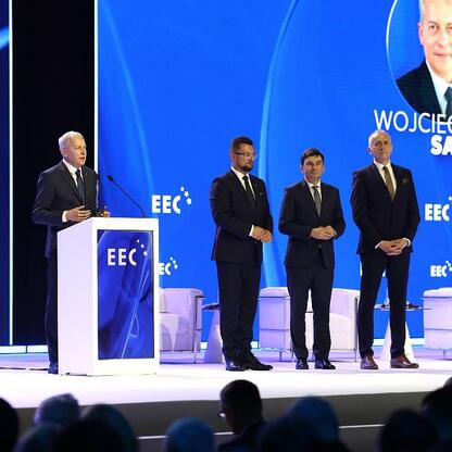 Wojciech Saługa, Marszałek Województwa Śląskiego, przemawia na podium podczas ceremonii otwarcia Europejskiego Kongresu Gospodarczego w Katowicach. (wygenerowano przez AI)