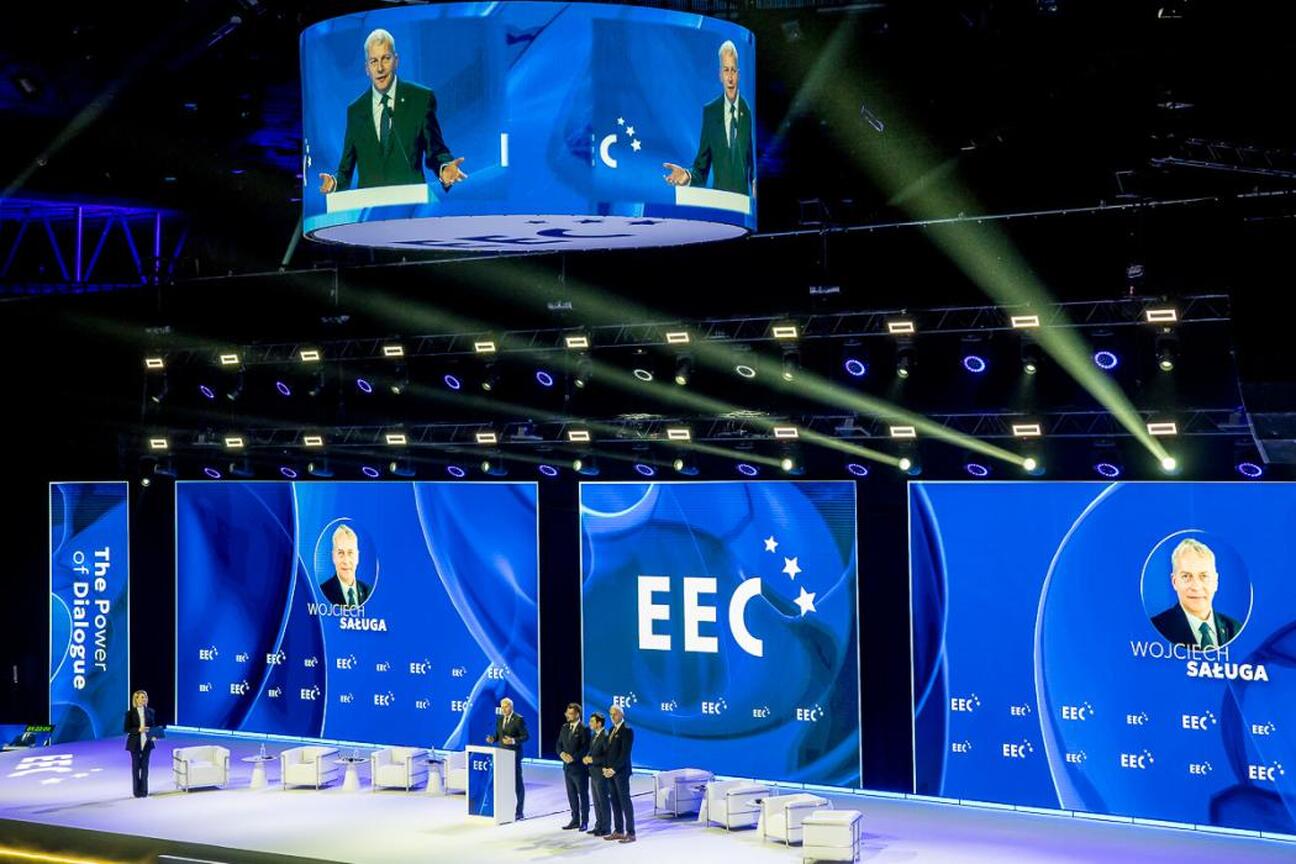 Wojciech Saługa, Marszałek Województwa Śląskiego, prowadzi ceremonię otwarcia Europejskiego Kongresu Gospodarczego w Katowicach. (wygenerowano przez AI)