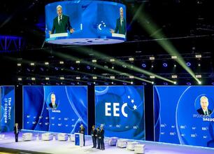 Wojciech Saługa, Marszałek Województwa Śląskiego, prowadzi ceremonię otwarcia Europejskiego Kongresu Gospodarczego w Katowicach. (wygenerowano przez AI)