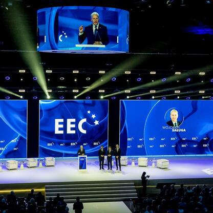 Wojciech Saługa, Marszałek Województwa Śląskiego, prowadzi ceremonię otwarcia Europejskiego Kongresu Gospodarczego w Katowicach. (wygenerowano przez AI)