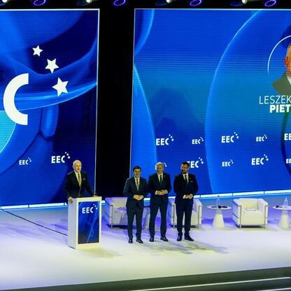 Wicemarszałek Województwa Śląskiego Leszek Pietraszek otwiera Europejski Kongres Gospodarczy w Katowicach. (wygenerowano przez AI)