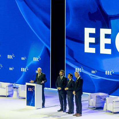 Wojciech Saługa, Marszałek Województwa Śląskiego, prowadzi ceremonię otwarcia Europejskiego Kongresu Gospodarczego w Katowicach. (wygenerowano przez AI)