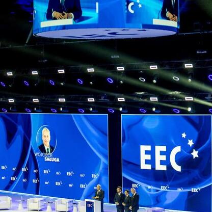 Wojciech Saługa, Marszałek Województwa Śląskiego, prowadzi ceremonię otwarcia Europejskiego Kongresu Gospodarczego w Katowicach. (wygenerowano przez AI)