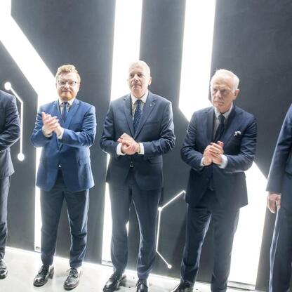 Marszałek Województwa Śląskiego Wojciech Saługa uczestniczy w panelu w Katowickim Hubie Shaft K. (wygenerowano przez AI)