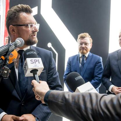 Marszałek Województwa Śląskiego Wojciech Saługa w trakcie konferencji prasowej o projekcie Shaft K. (wygenerowano przez AI)