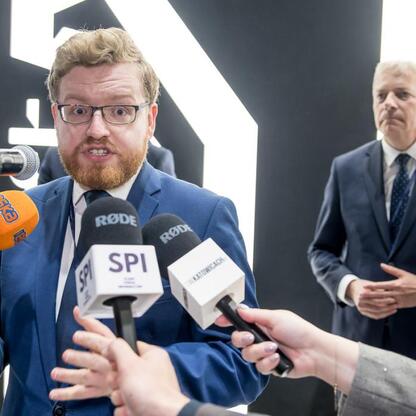 Marszałek Województwa Śląskiego Wojciech Saługa w rozmowie z dziennikarzami podczas konferencji o projekcie Shaft K w Katowicach. (wygenerowano przez AI)
