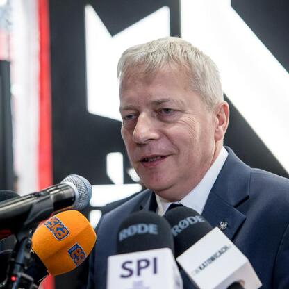 Marszałek Województwa Śląskiego Wojciech Saługa przemawia na konferencji prasowej Shaft K, promując transformację Katowic w centrum innowacji. (wygenerowano przez AI)