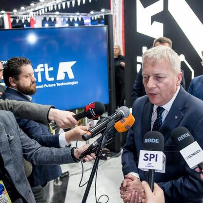 Wojciech Saługa, Marszałek Województwa Śląskiego, na konferencji prasowej w Katowicach. (wygenerowano przez AI)