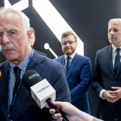 Marszałek Województwa Śląskiego Wojciech Saługa przemawia na konferencji prasowej o projekcie Shaft K. (wygenerowano przez AI)