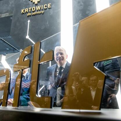 Wojciech Saługa, Marszałek Województwa Śląskiego, na otwarciu Katowickiego Hubu Gamingowo-Technologicznego. (wygenerowano przez AI)