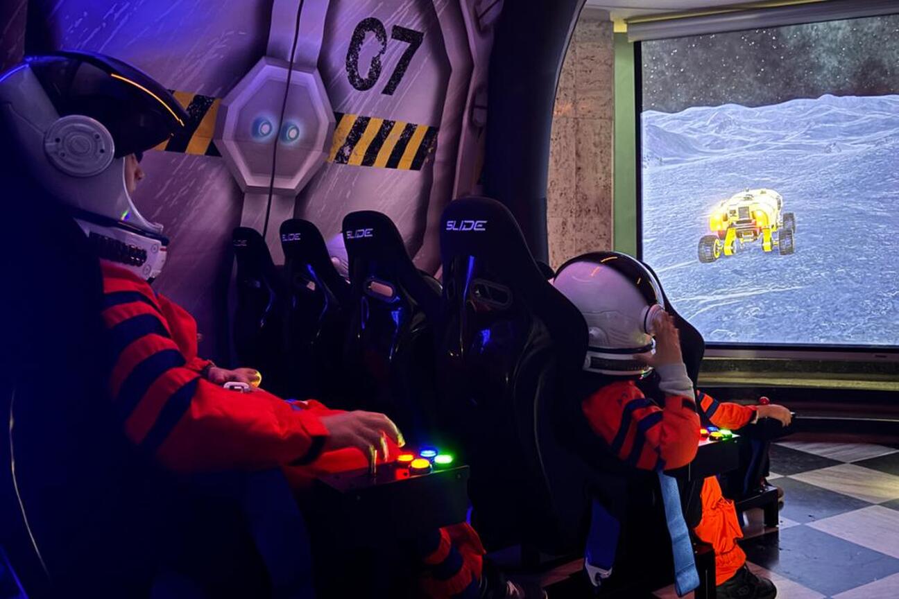 Wnętrze planetarium, dzieci i dorosli uczestniczą w edukacyjnym projekcie "Pierwszy krok w Kosmos". (wygenerowano przez AI)
