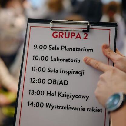 Osoba trzyma kalendarz z planem zajęć dla Grupy 2 projektu 