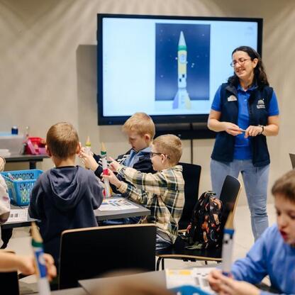W klasie edukacyjnej na Śląsku, dzieci uczą się astronomii w ramach projektu 