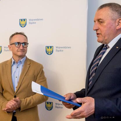 Grzegorz Boski, wicemarszałek Województwa Śląskiego, prezentuje umowy finansowe na Śląskie dla pszczół i Święto Miodu. (wygenerowano przez AI)