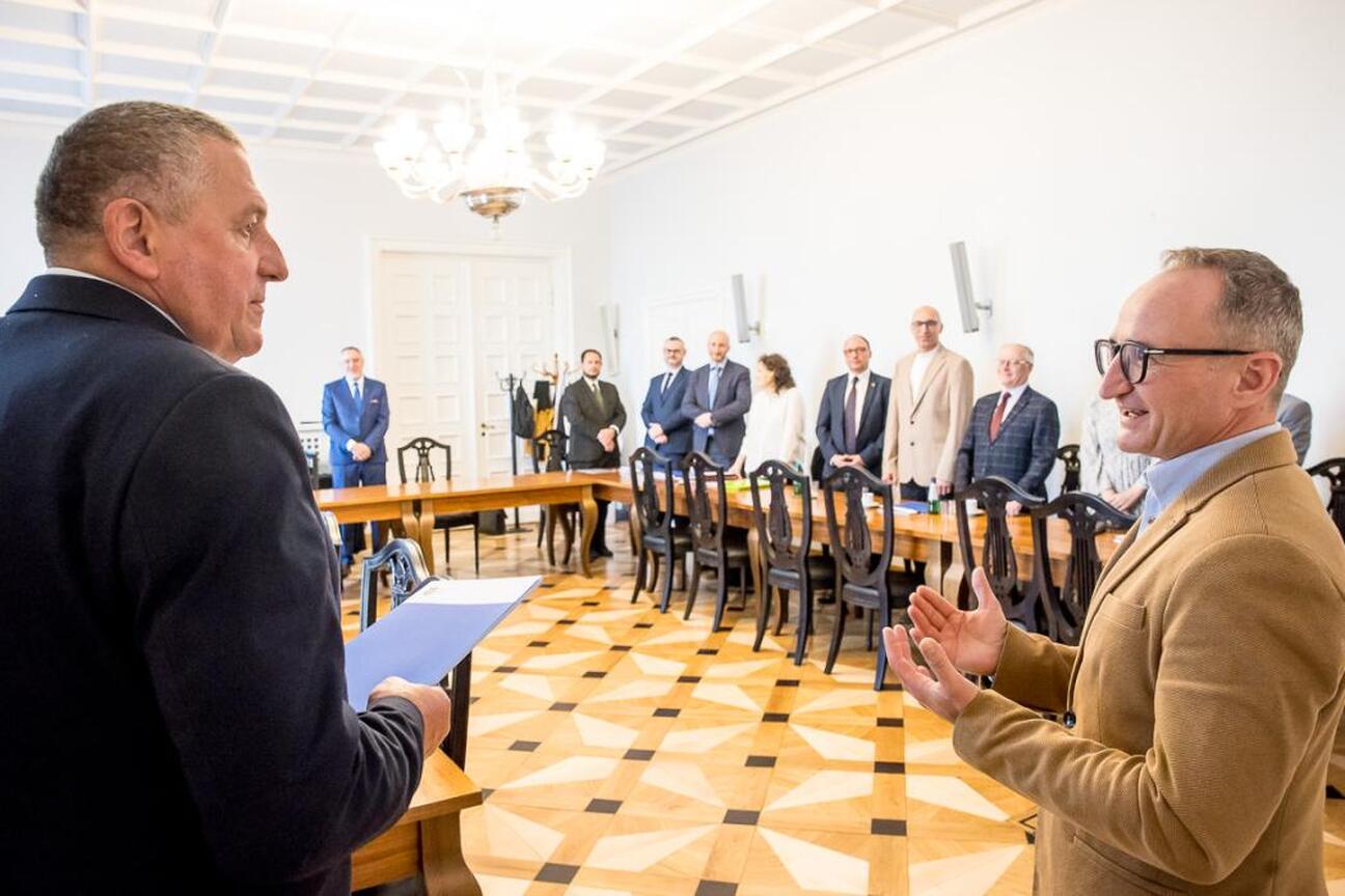 Grzegorz Boski, wicemarszałek Województwa Śląskiego, wraz z uczestnikami konferencji o projekcie "Śląskie dla pszczół". (wygenerowano przez AI)
