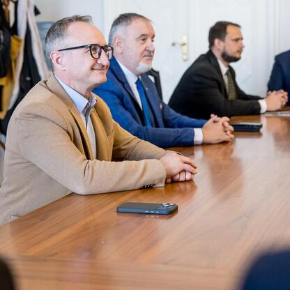 Wicemarszałek Województwa Śląskiego Grzegorz Boski prowadzi spotkanie w ramach inicjatyw 