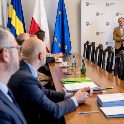 Wicemarszałek Województwa Grzegorz Boski przewodniczy spotkaniu w ramach inicjatyw 