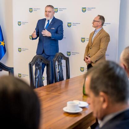 Grzegorz Boski, wicemarszałek Województwa Śląskiego, prowadzi spotkanie w ramach inicjatyw 