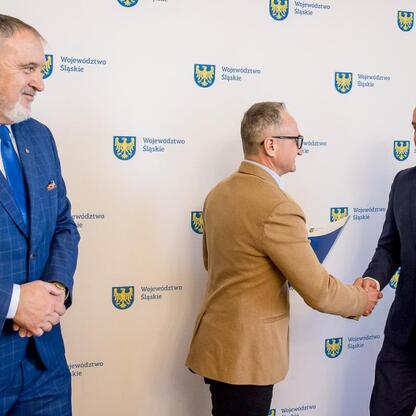 Grzegorz Boski, wicemarszałek Województwa Śląskiego, wraz z uczestnikami programu 
