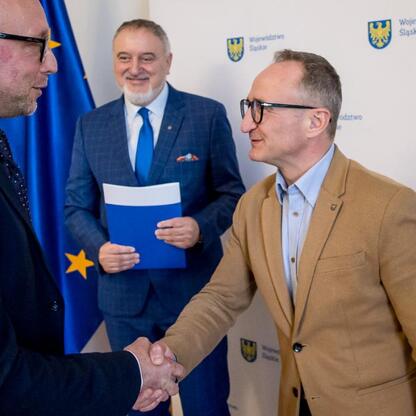 Wicemarszałek Województwa Grzegorz Boski wraz z radnym Marekiem Bieniekem i innymi uczestnikami podpisują umowy w ramach konkursu „Śląskie dla pszczół” i Święta Miodu. (wygenerowano przez AI)