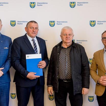 Wicemarszałek Województwa Śląskiego Grzegorz Boski wraz z uczestnikami konkursu 