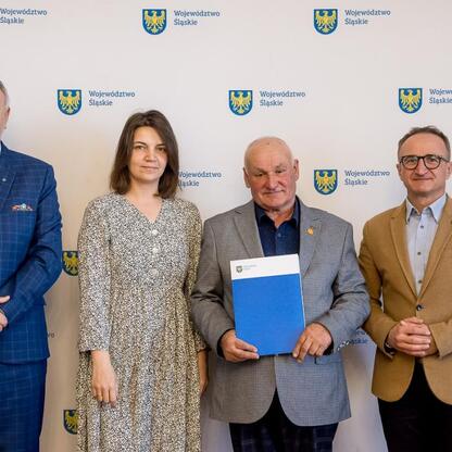 Wicemarszałek Grzegorz Boski i uczestnicy uroczystości odbioru umów w ramach konkursu 