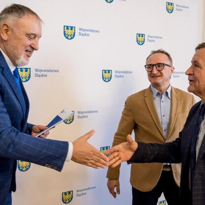 Grzegorz Boski, wicemarszałek Województwa Śląskiego, wraz z uczestnikami programu 