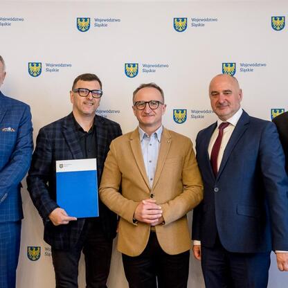 Grzegorz Boski, wicemarszałek Województwa Śląskiego, wraz z uczestnikami konferencji o projekcie 