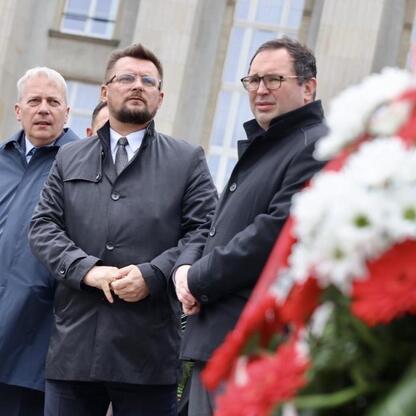 Wojciech Saługa, Marszałek Województwa Śląskiego, uczestniczy w uroczystości upamiętniającej Wojciecha Korfantego. (wygenerowano przez AI)