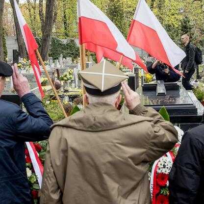 Ceremonia pamięci Wojciecha Korfantego w Katowicach, gdzie uczestnicy składają hołd na cmentarzu. (wygenerowano przez AI)