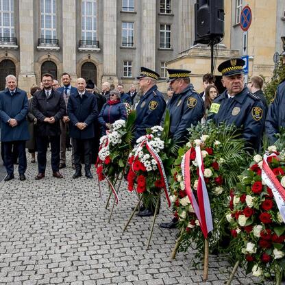 Marszałek Wojciech Saługa uczestniczy w uroczystości upamiętniającej Wojciecha Korfantego, kluczowego działacza polskiego ruchu oporu i niepodległościowego. (wygenerowano przez AI)