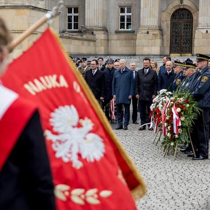 Wojciech Saługa, Marszałek Województwa Śląskiego, składa kwiaty w hołdzie Wojciechowi Korfantemu. (wygenerowano przez AI)