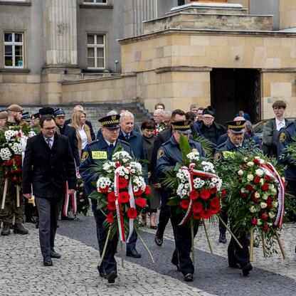 Wojciech Saługa, Marszałek Województwa Śląskiego, składa kwiaty na pomnik Wojciecha Korfantego w Katowicach. (wygenerowano przez AI)
