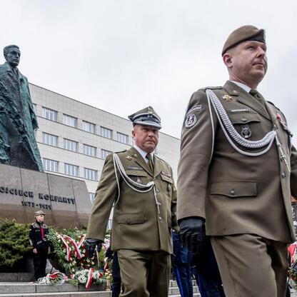Zapomniany pomnik Wojciecha Korfantego na Sejm Square w Katowicach. (wygenerowano przez AI)