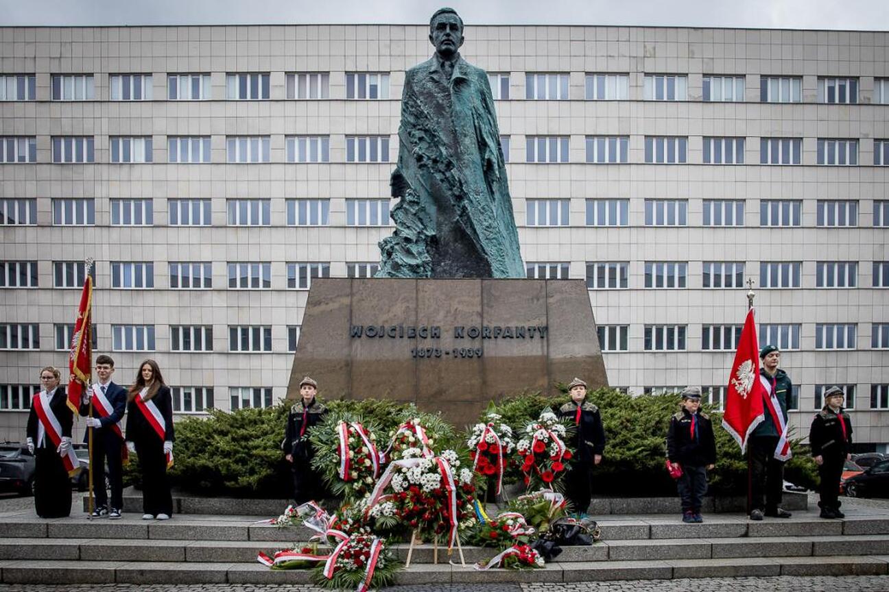 Zebrała się grupa województwa śląskiego na uroczystości upamiętniające Wojciecha Korfantego, przywódcę III Powstania Śląskiego. (wygenerowano przez AI)