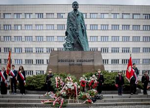 Zebrała się grupa województwa śląskiego na uroczystości upamiętniające Wojciecha Korfantego, przywódcę III Powstania Śląskiego. (wygenerowano przez AI)