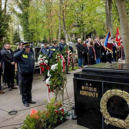 Ceremonia upamiętniająca Witolda Korfantego, przywódcę III Powstania Śląskiego, w Katowicach. (wygenerowano przez AI)