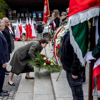 Ceremonia upamiętniająca Wojciecha Korfantego, przywódcę III Powstania Śląskiego, z udziałem władz i społeczeństwa. (wygenerowano przez AI)