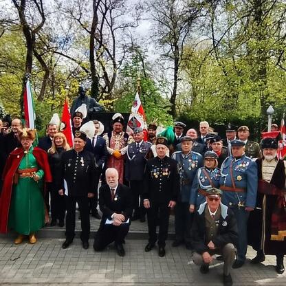 Zebrała się grupa województwa śląskiego na uroczystości upamiętniające Wojciecha Korfantego, przywódcę III Powstania Śląskiego. (wygenerowano przez AI)