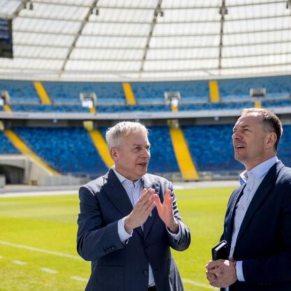Marszałek Wojciech Saługa i sekretarz stanu Piotr Borys omawiają przygotowania do Mistrzostw Europy w Lekkoatletyce 2028. (wygenerowano przez AI)