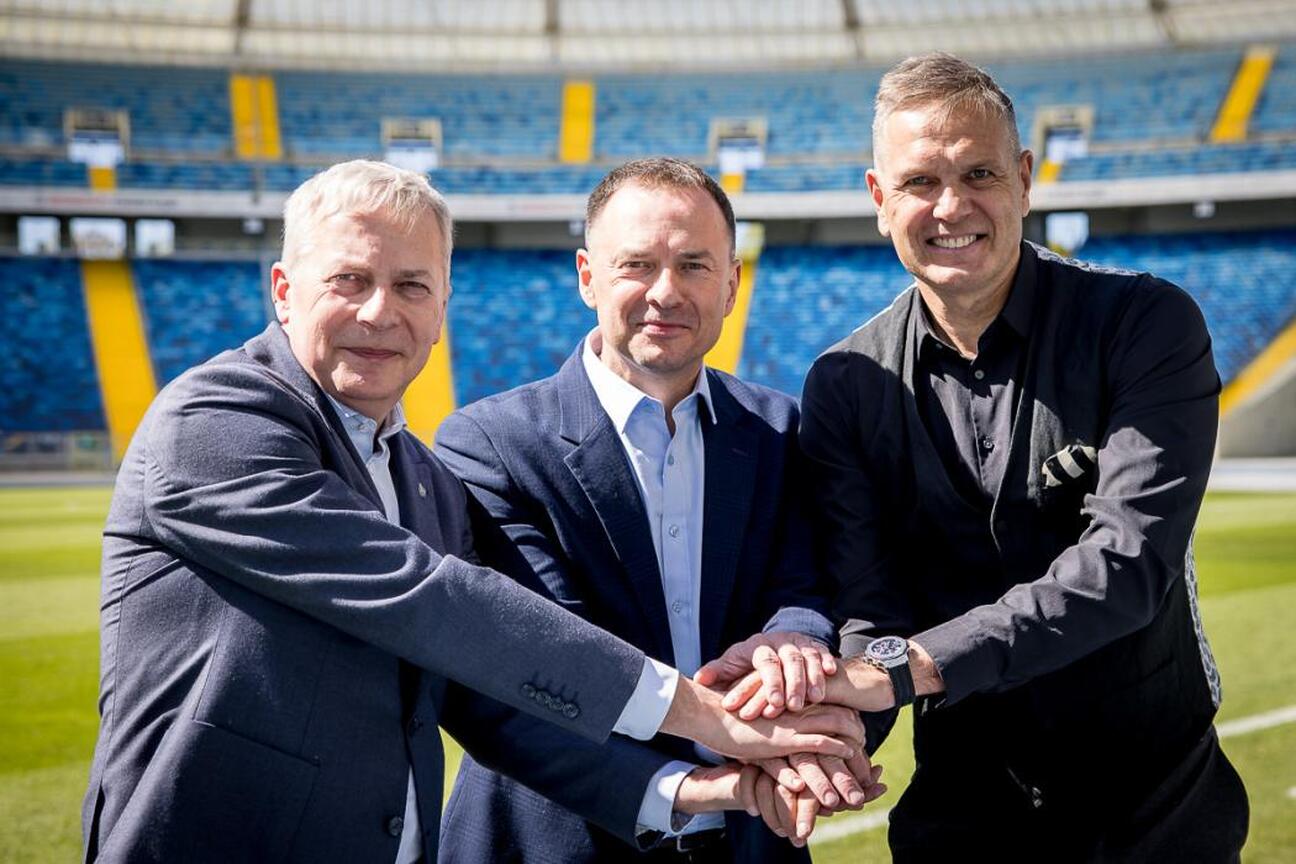 Marszałek Wojciech Saługa i sekretarz stanu Piotr Borys omawiają organizację Mistrzostw Europy w Lekkoatletyce 2028 na Superauto.pl Stadion Śląski. (wygenerowano przez AI)