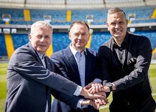 Marszałek Wojciech Saługa i sekretarz stanu Piotr Borys omawiają organizację Mistrzostw Europy w Lekkoatletyce 2028 na Superauto.pl Stadion Śląski. (wygenerowano przez AI)
