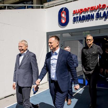 Marszałek Wojciech Saługa i sekretarz stanu Piotr Borys wraz z dignitarami przed Superauto.pl Stadionem Śląskim. (wygenerowano przez AI)
