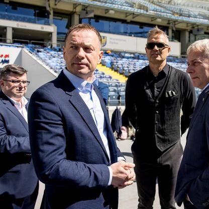 Marszałek Wojciech Saługa i sekretarz stanu Piotr Borys na Superauto.pl Stadion Śląski. (wygenerowano przez AI)