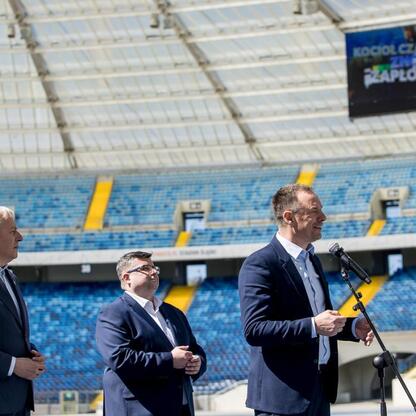 Marszałek Wojciech Saługa i sekretarz stanu Piotr Borys w Superauto.pl Stadion Śląski. (wygenerowano przez AI)