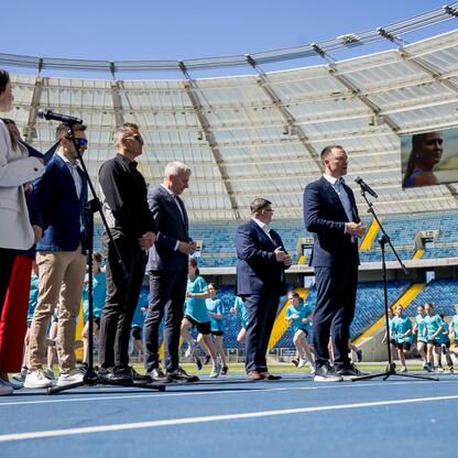 Wojciech Saługa, marszałek Województwa Śląskiego, wraz z dignitarami przygotowuje się do ceremonii w Superauto.pl Stadion Śląski. (wygenerowano przez AI)